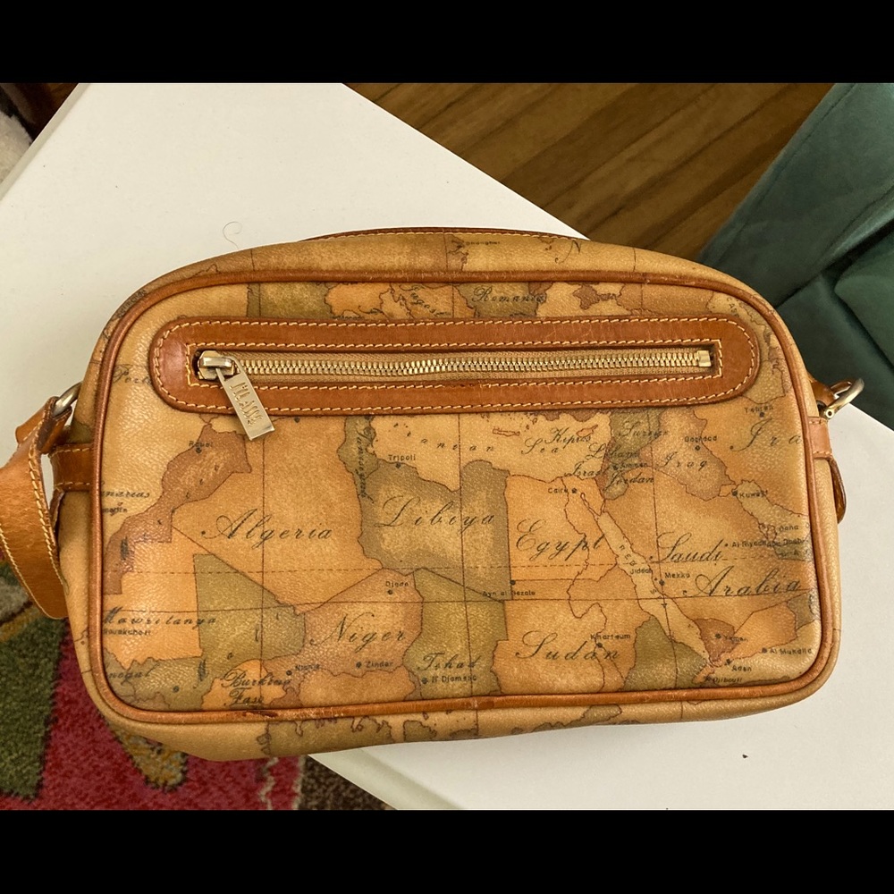Alviero martini made in Italy leather maps purse